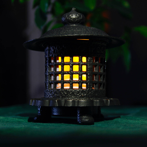 KOMINEK LED LAMPION LATARNIA ŻELIWNA LAMPA 3D Z OGNIEM RUCHOMYM PŁOMIEŃ