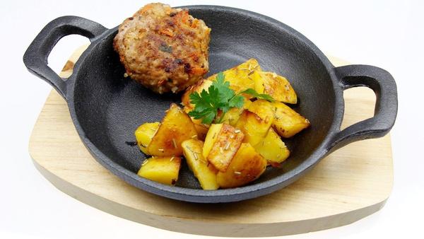 PATELNIA ŻELIWNA+DREWNIANA PODSTAWA DO SERWOWANIA