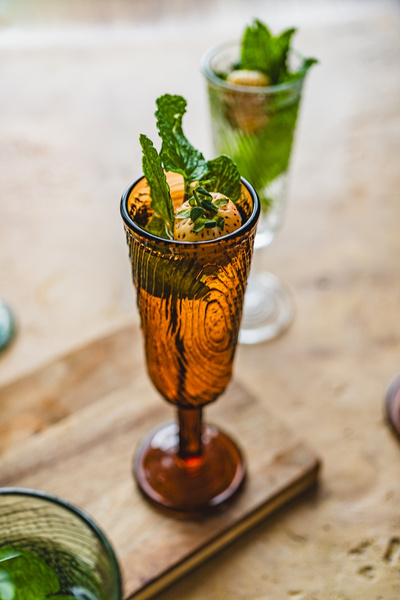 KIELISZEK DO SZAMPANA SZKLANY WZÓR PLASTRA DREWNA ARBRE BRĄZOWY DESIGN