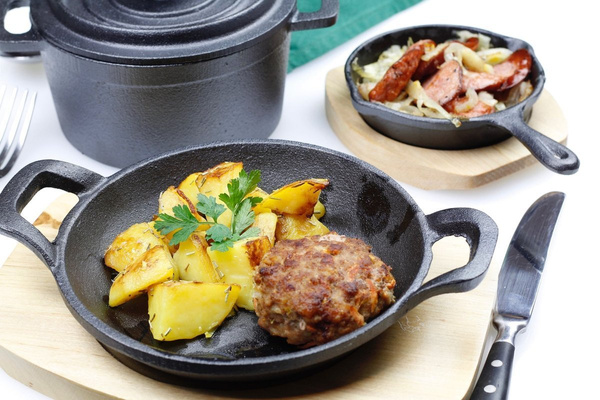 PATELNIA ŻELIWNA+DREWNIANA PODSTAWA DO SERWOWANIA