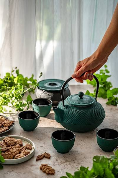 CZAJNIK ŻELIWNY 1,5L IMBRYK 4x CZARKI PODKŁADKA ZAPARCZ SITKO DO HERBATY