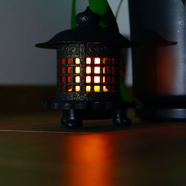 KOMINEK LED LAMPION LATARNIA ŻELIWNA LAMPA 3D Z OGNIEM RUCHOMYM PŁOMIEŃ