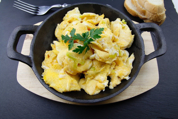 PATELNIA ŻELIWNA+DREWNIANA PODSTAWA DO SERWOWANIA