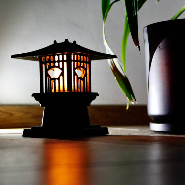 KOMINEK LED LAMPION LATARNIA ŻELIWNA LAMPA 3D Z OGNIEM RUCHOMYM PŁOMIEŃ