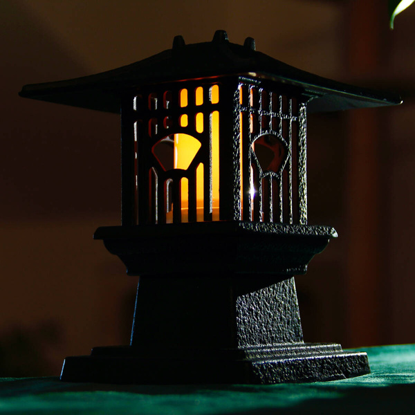 KOMINEK LED LAMPION LATARNIA ŻELIWNA LAMPA 3D Z OGNIEM RUCHOMYM PŁOMIEŃ