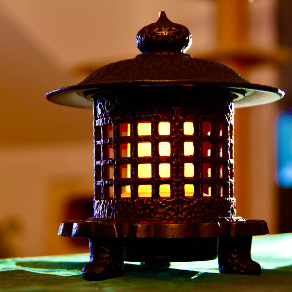 KOMINEK LED LAMPION LATARNIA ŻELIWNA LAMPA 3D Z OGNIEM RUCHOMYM PŁOMIEŃ