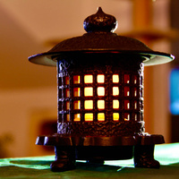 KOMINEK LED LAMPION LATARNIA ŻELIWNA LAMPA 3D Z OGNIEM RUCHOMYM PŁOMIEŃ