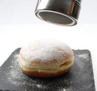 POJEMNIK Z SITKIEM DO CUKRU PUDRU CYNAMONU POSYPEK