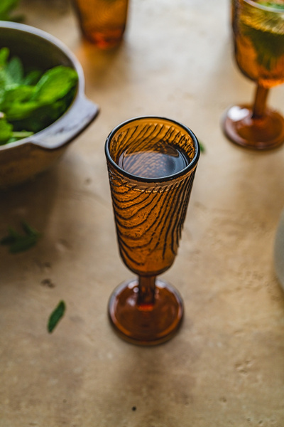 KIELISZEK DO SZAMPANA SZKLANY WZÓR PLASTRA DREWNA ARBRE BRĄZOWY DESIGN