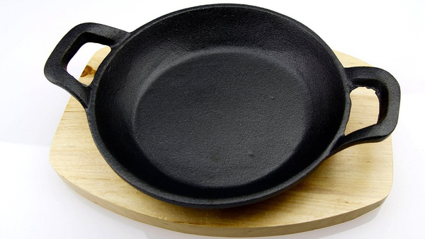 PATELNIA ŻELIWNA+DREWNIANA PODSTAWA DO SERWOWANIA