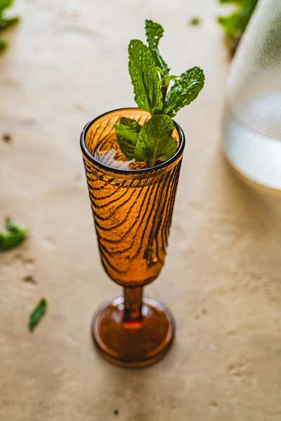 KIELISZEK DO SZAMPANA SZKLANY WZÓR PLASTRA DREWNA ARBRE BRĄZOWY DESIGN