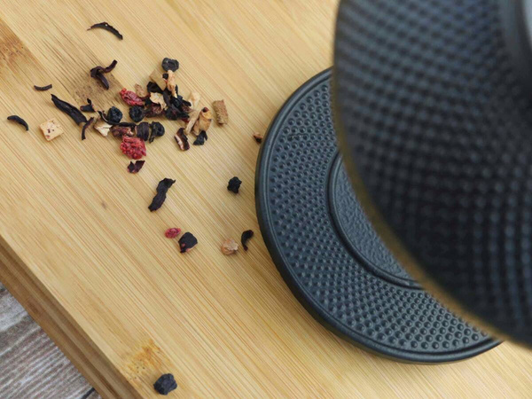 CZAJNIK IMBRYK ŻELIWNY 0.8L ZAPARACZ DO HERBATY + 2 CZARKI PODKŁADKA ŻELWNA