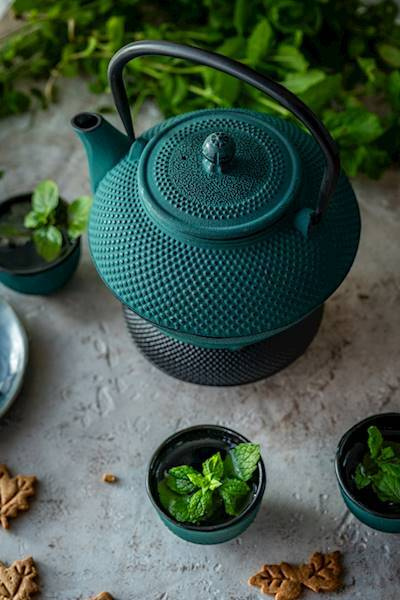 CZAJNIK ŻELIWNY 1,5L IMBRYK 4x CZARKI PODKŁADKA ZAPARCZ SITKO DO HERBATY