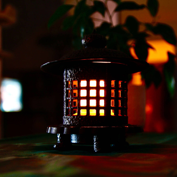 KOMINEK LED LAMPION LATARNIA ŻELIWNA LAMPA 3D Z OGNIEM RUCHOMYM PŁOMIEŃ